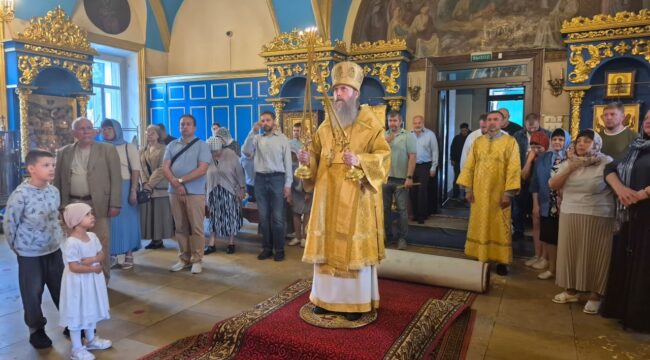Епископ Силуан возглавил литургию в храме «Знамение» в Захарьине