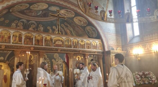 Епископ Силуан возглавил Литургию в храме Новомучеников в Коммунарке