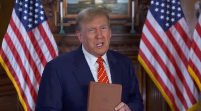 Трамп заработал более $200 тыс. на Библии 'God Bless the USA' в 2025 году