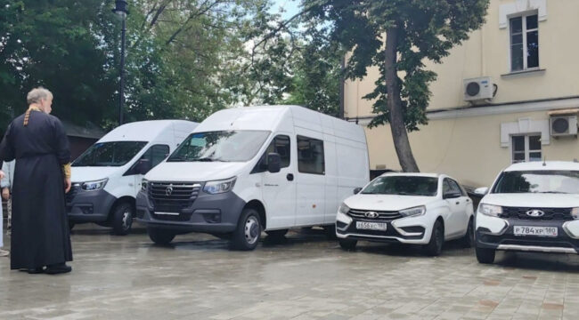 Патриаршая гуманитарная миссия отправила в зону боевых действий пять автомобилей для помощи мирным жителям