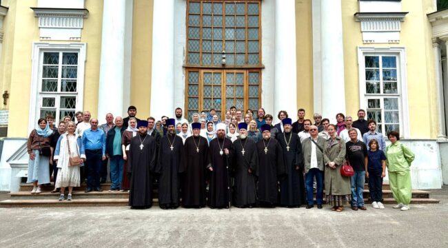 Колокольными звонами отметили престольный день храма Владимирской иконы Божией Матери в Виноградове