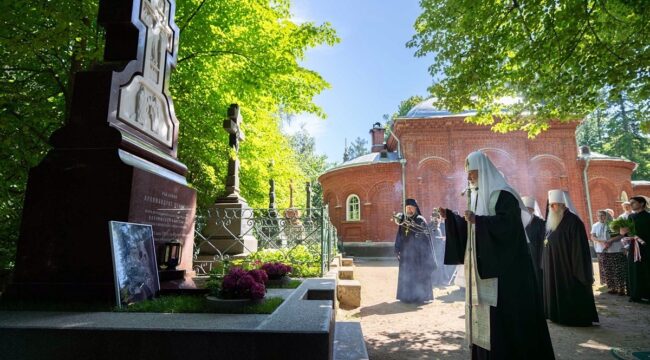 Патриарх Кирилл совершил заупокойную литию на Игуменском кладбище Валаамского монастыря