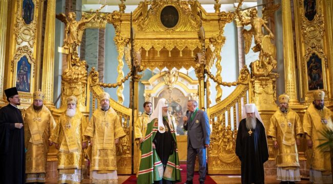 Патриарх Кирилл: народ почитает власть, когда она не крадет