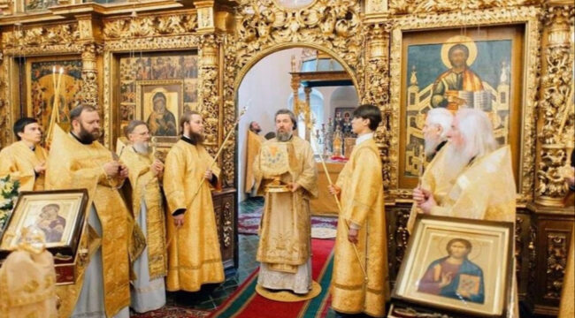 Митрополит Воскресенский Григорий отслужил литургию в храме Двенадцати апостолов в Кремле