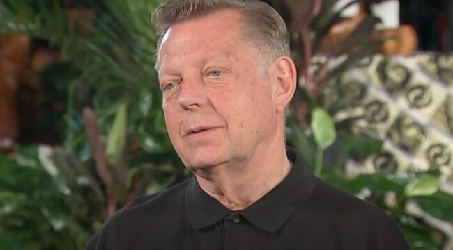 Священник Майкл Пфлегер снова обвинен в сексуальном насилии над детьми; активист-священник отрицает вину