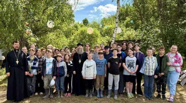 Епископ Силуан возглавил Литургию и пообщался с молодежью в Салькове