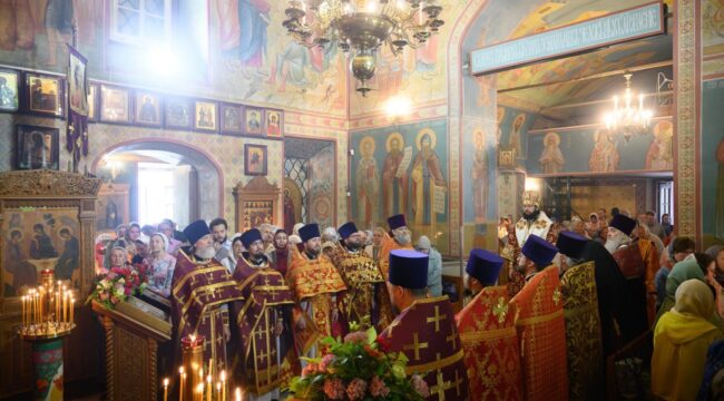 Митрополит Антоний возглавил престольный праздник в храме Космы и Дамиана