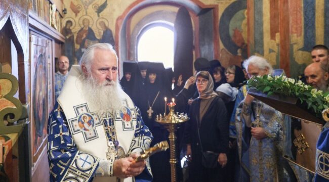 Митрополит Каширский Феогност возглавил литургию в храме Ризоположения Московского Кремля