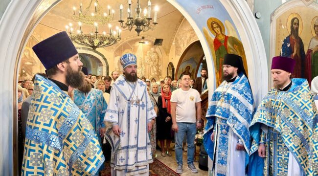Митрополит Арсений возглавил престольный праздник в храме Ризоположения в Леонове