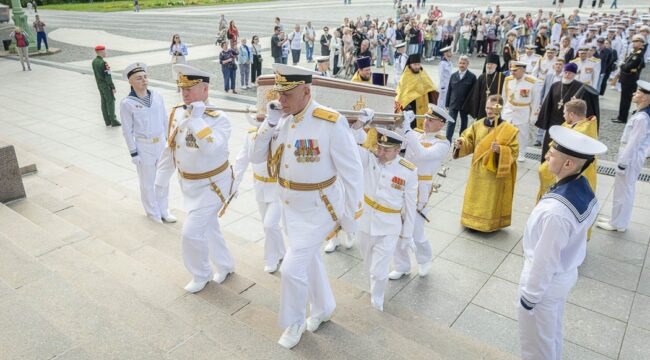 В преддверии Дня ВМФ России мощи праведного воина Феодора Ушакова принесены в Кронштадт