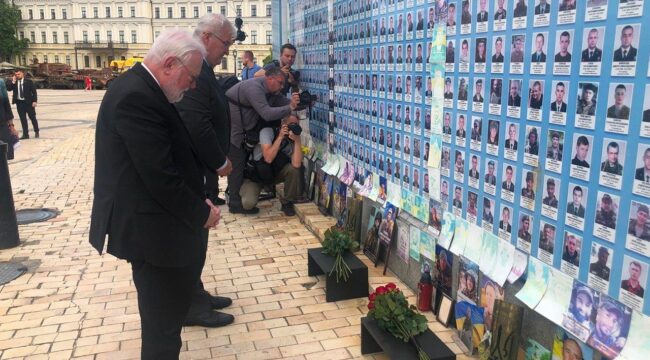 Архиепископ Галлахер в Киеве почтил память жертв войны