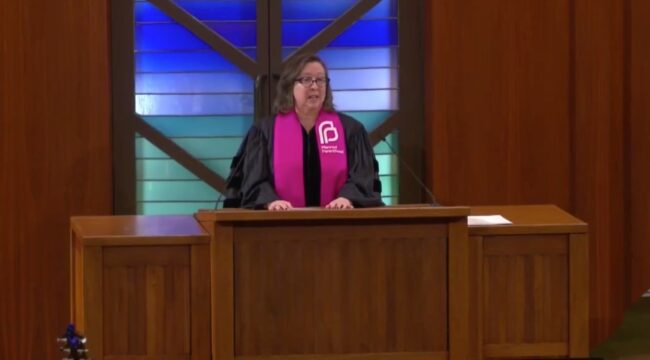 Священник PCUSA пропагандирует аборты в синагоге, облачившись в столу Planned Parenthood