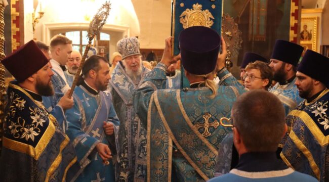 В храме Казанской иконы в Коломенском прошла архиерейская литургия в престольный день