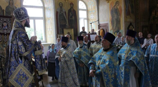 Архиепископ Савва отслужил литургию в храме Рождества Христова в Митине