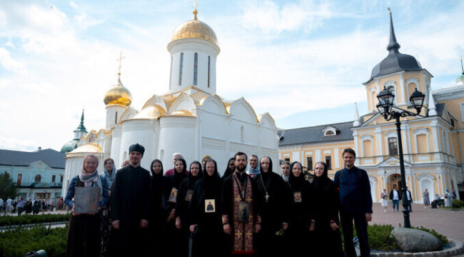 Сестры и прихожане Богородице-Рождественского монастыря прошли «Дорогу в Лавру»