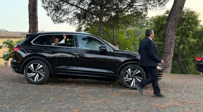 Папа Римский Лев XIV возвратился в Ватикан после отпуска