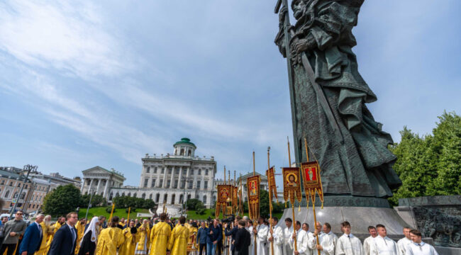 Патриарх Кирилл возглавил молебен у памятника князю Владимиру в День Крещения Руси