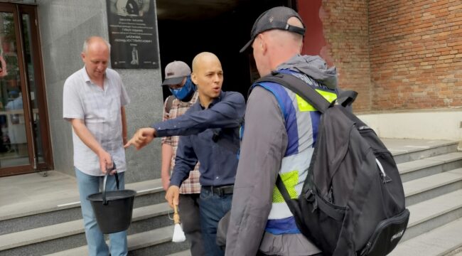 Сторонники ПЦУ устроили провокационную акцию у здания суда в Киеве