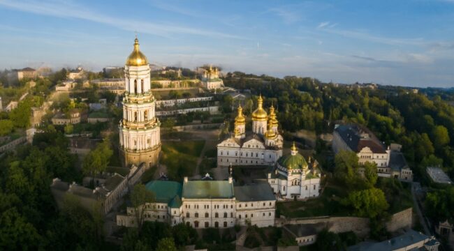 В Киево-Печерской лавре мощи святых накрыли вышиванками