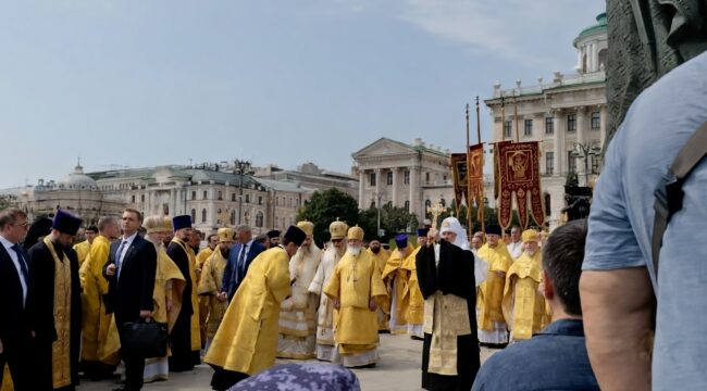 Патриарх Кирилл возглавил крестный ход и молебен у памятника князю Владимиру