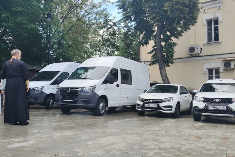 Патриаршая гуманитарная миссия отправила в зону боевых действий пять автомобилей для помощи мирным жителям