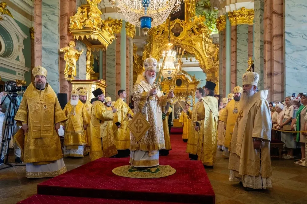 Патриарх Кирилл совершил литургию в Петропавловском соборе в день памяти апостолов Петра и Павла