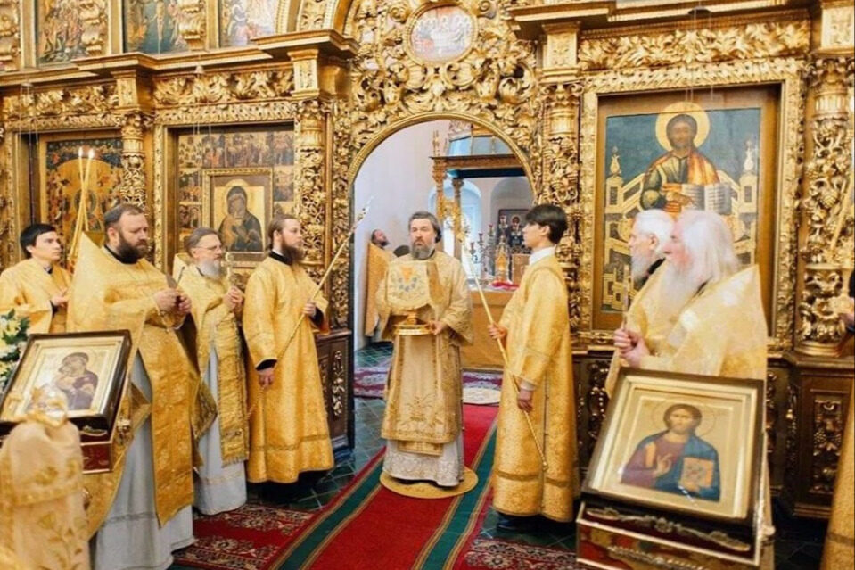 Митрополит Воскресенский Григорий отслужил литургию в храме Двенадцати апостолов в Кремле
