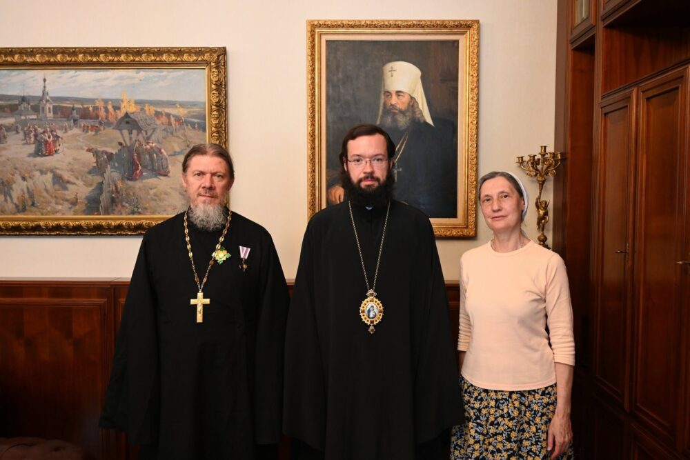 Глава ОВЦС вручил патриаршие награды настоятелю храма в Копенгагене