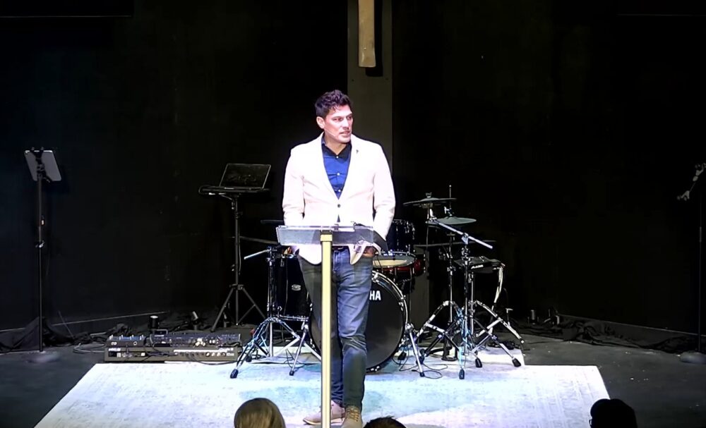 Пастор церкви Life Church Нейтан Петернел возвращается к публичному служению после восстановления