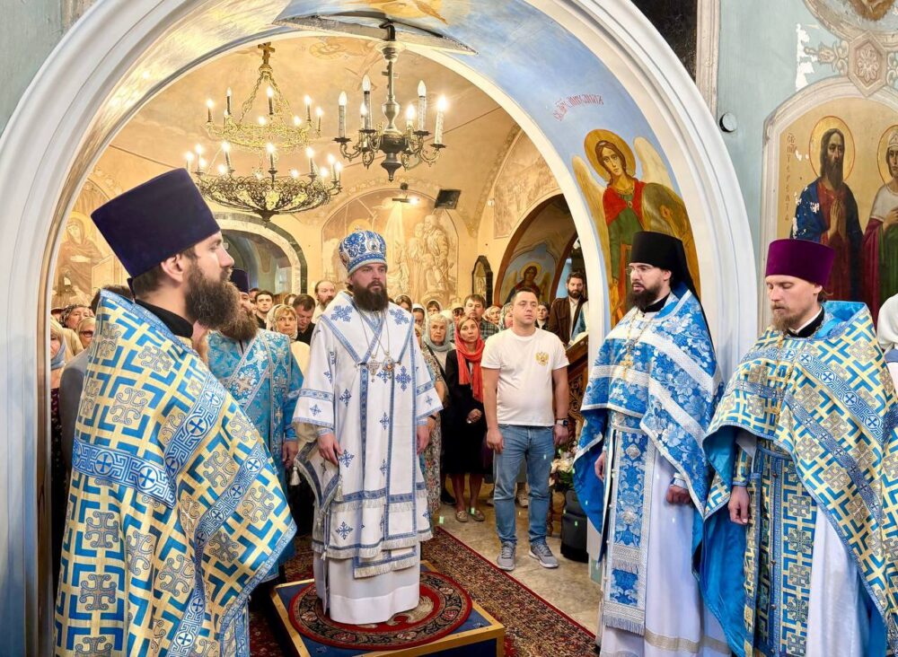 Митрополит Арсений возглавил престольный праздник в храме Ризоположения в Леонове