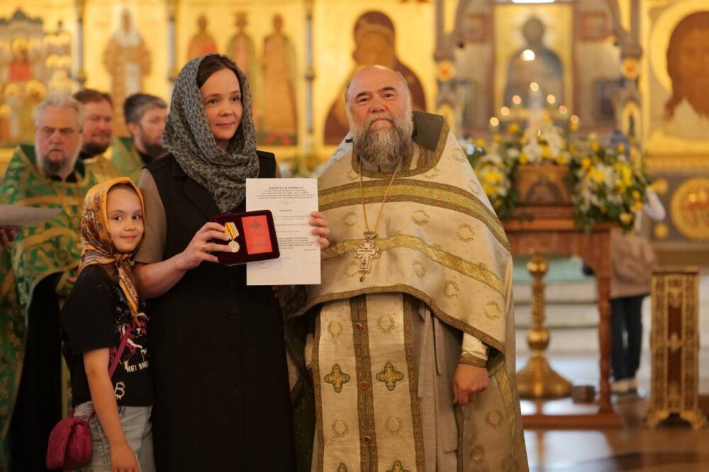 Волонтерам храма Андрея Рублева в Раменках вручили медали Минобороны