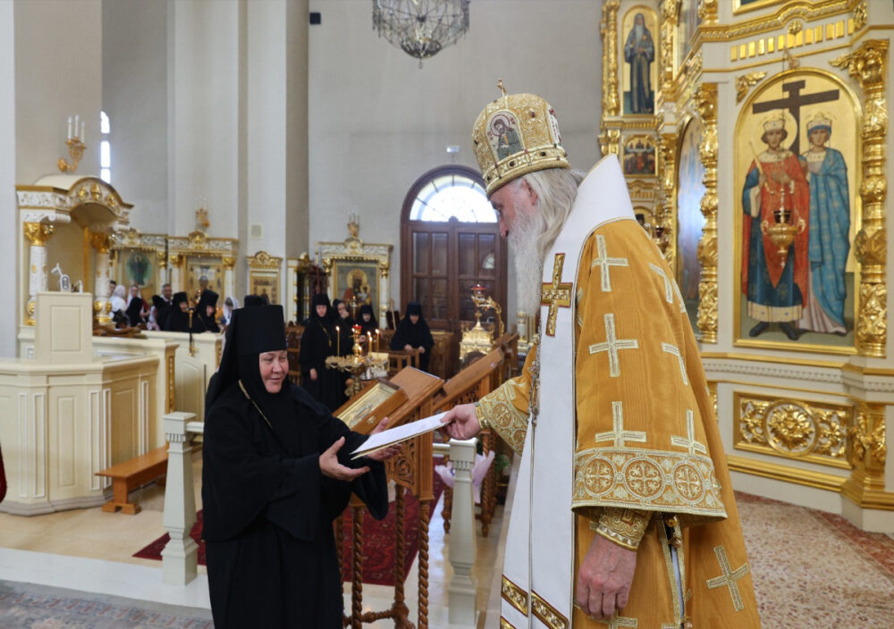 Митрополит Каширский Феогност возглавил Литургию в Крестовоздвиженском монастыре по случаю юбилея игумении
