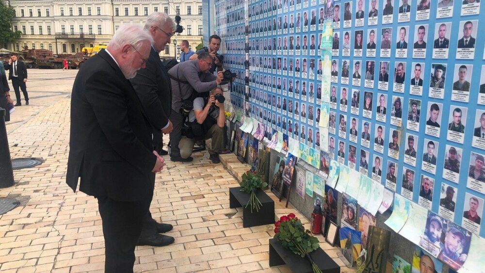 Архиепископ Галлахер в Киеве почтил память жертв войны