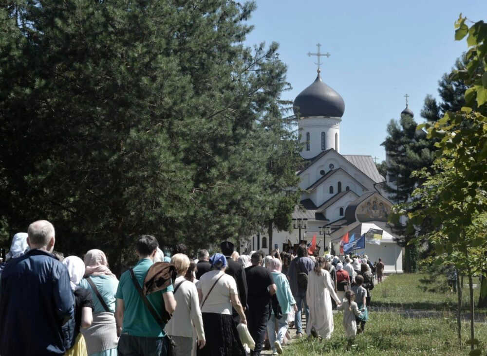Состоялся крестный ход из Пучкова в Троицк в поддержку воинов и защиту семьи