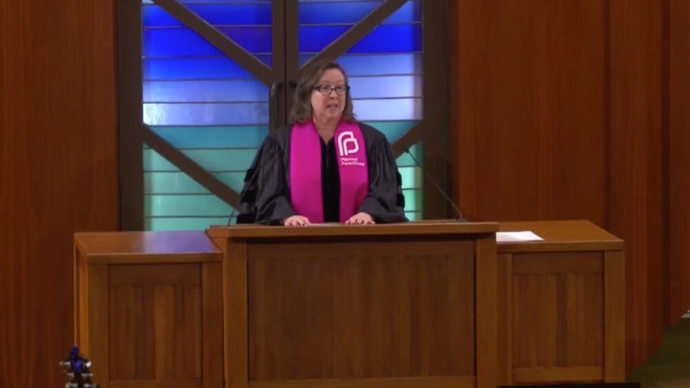 Священник PCUSA пропагандирует аборты в синагоге, облачившись в столу Planned Parenthood