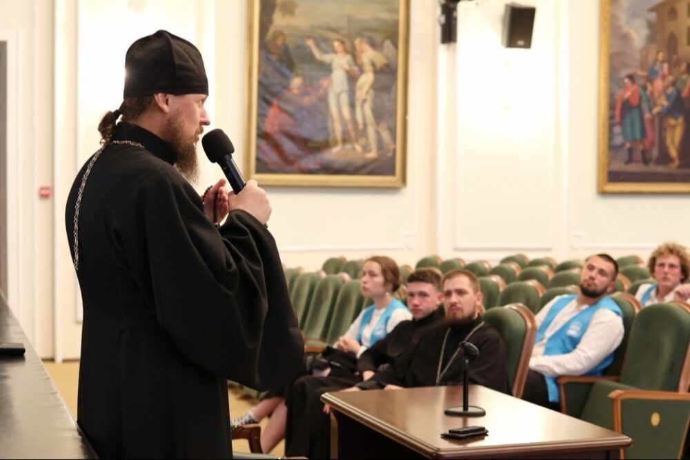 Глава Синодального отдела по делам молодежи встретился с участниками съезда «Содружество православной молодежи»
