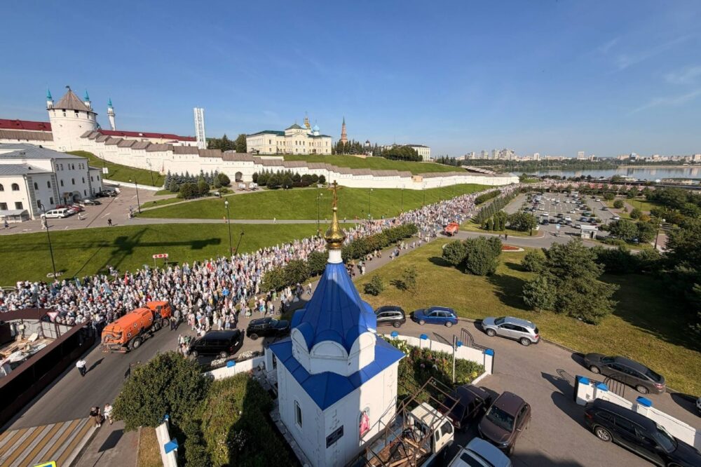 В Казани прошел традиционный крестный ход с Казанской иконой Божией Матери