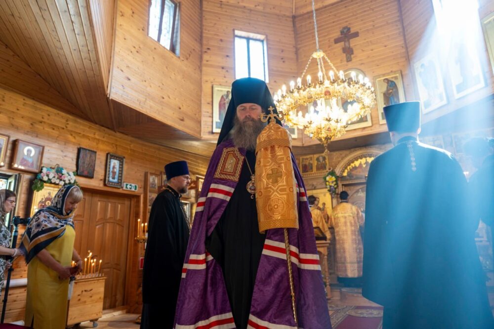 Епископ Силуан возглавил литургию в храме святителя Феодора Едесского в Уварове