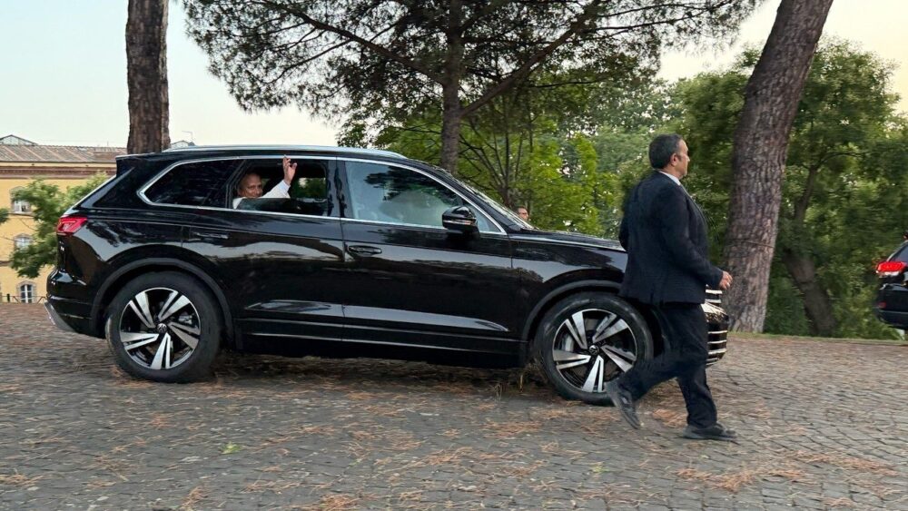 Папа Римский Лев XIV возвратился в Ватикан после отпуска