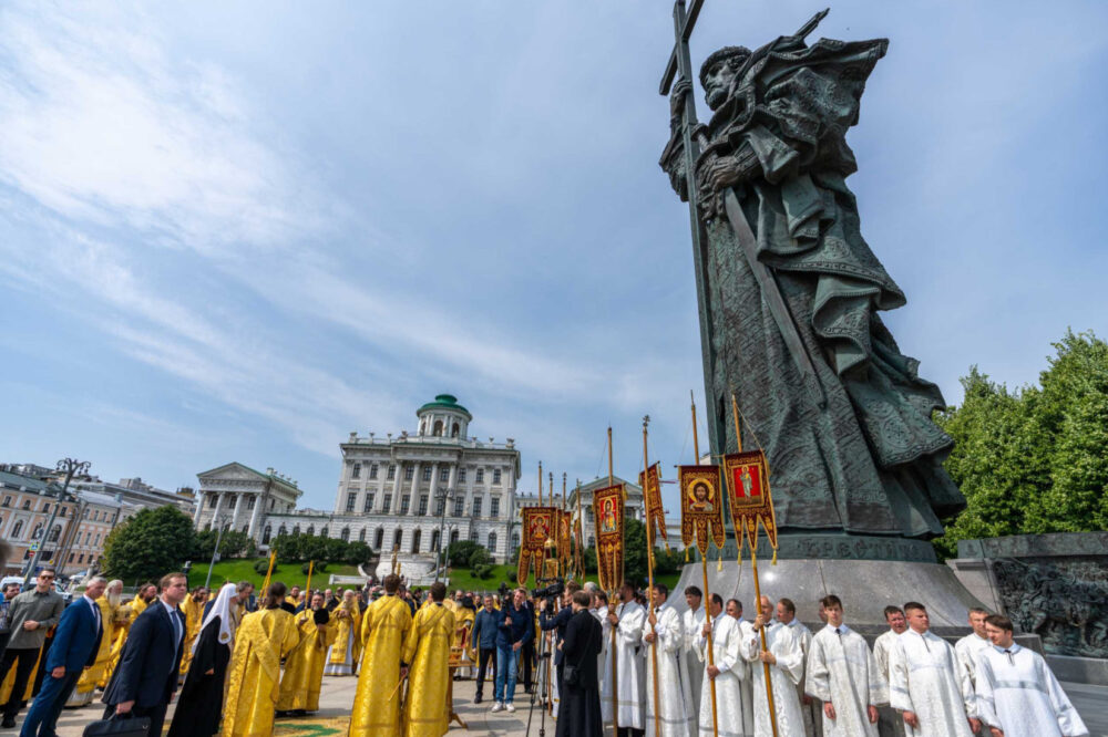 Патриарх Кирилл возглавил молебен у памятника князю Владимиру в День Крещения Руси