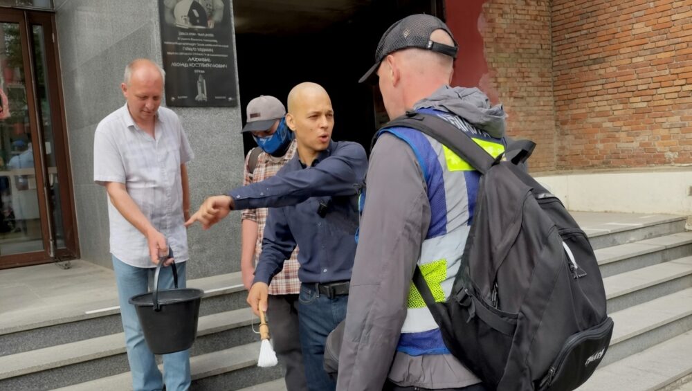 Сторонники ПЦУ устроили провокационную акцию у здания суда в Киеве