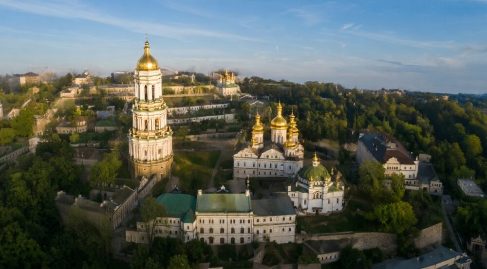 В Киево-Печерской лавре мощи святых накрыли вышиванками