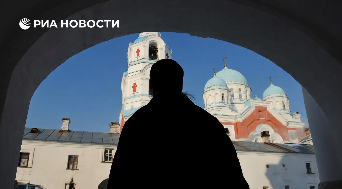 Монах пояснил, кому молиться за неверующих близких