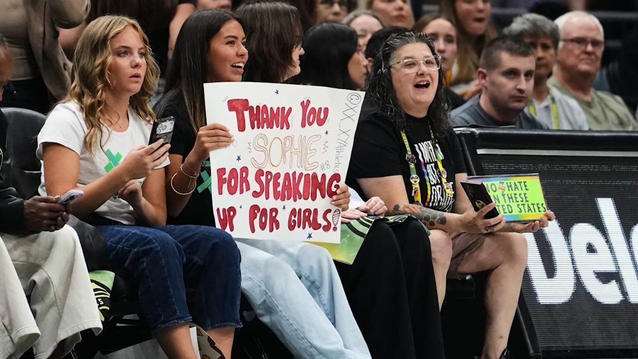 ЛГБТ-активисты и сторонники Софи Каннингем столкнулись у матча WNBA: 5 важных моментов
