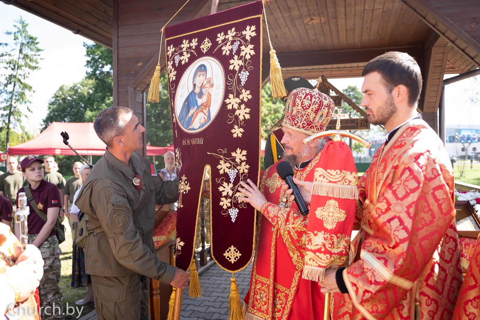 В день памяти великомученика и целителя Пантелеимона Патриарший экзарх всея Беларуси совершил престольное торжество в храме военного городка «Уручье»