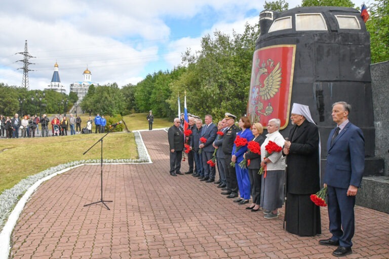 В Мурманской митрополии молитвенно почтили память моряков «Курска»