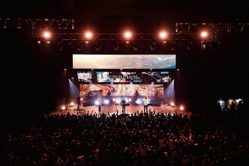 Bethel Music и KB станут хедлайнерами бесплатного богослужения под открытым небом в Канзасе; баптистская церковь Уэстборо протестует против 'сатанинских мелодий'