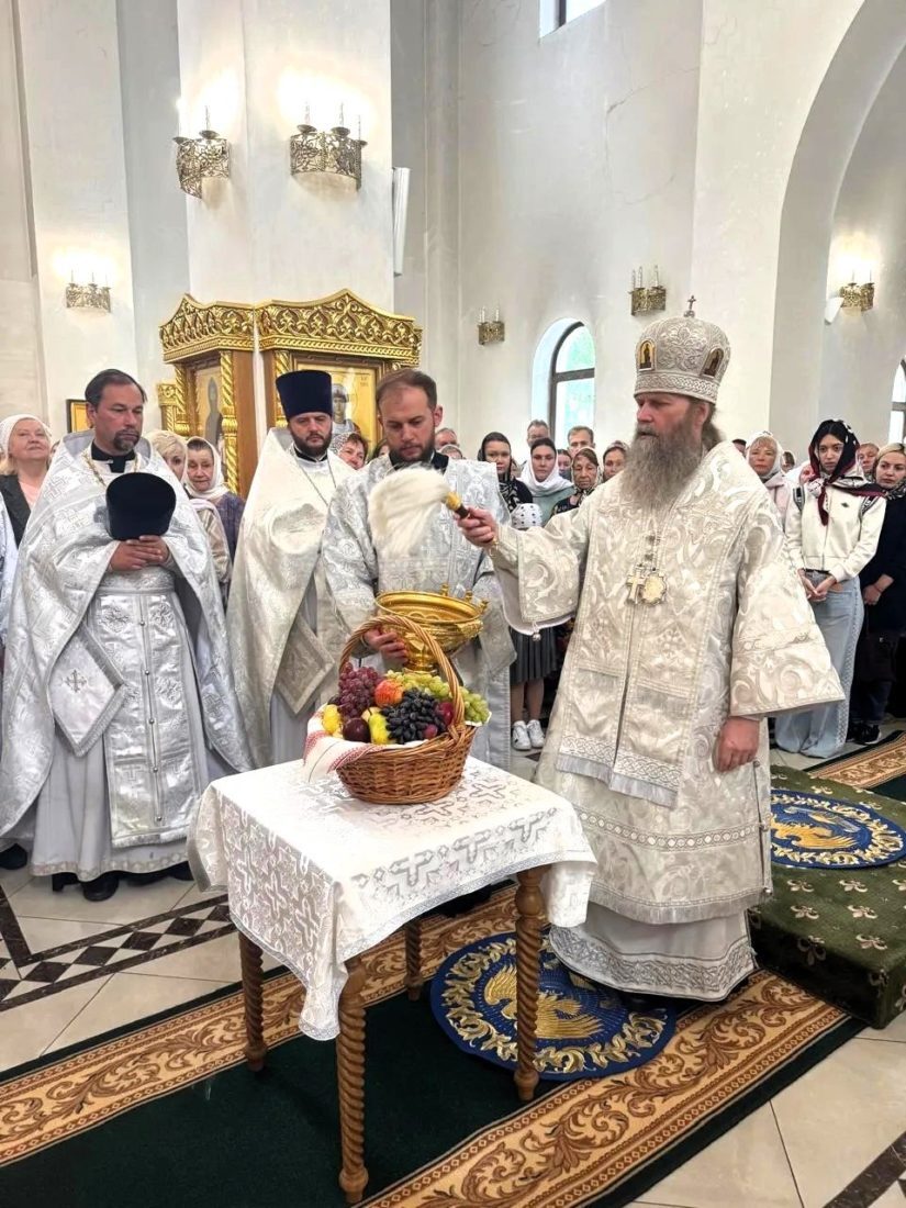 Епископ Павлово-Посадский Силуан возглавил престольные торжества в храме Преображения Господня в Коммунарке