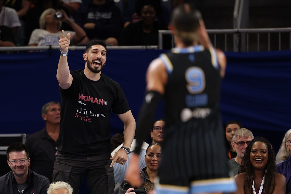 Энеса Кантера Фридома выгнали с матча WNBA за футболку с определением слова «женщина»