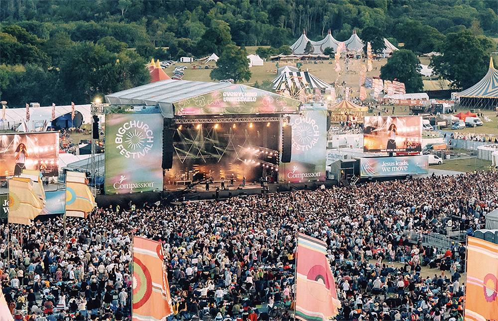 Мужчина погиб, по меньшей мере шестеро ранены после падения вывески на Big Church Festival